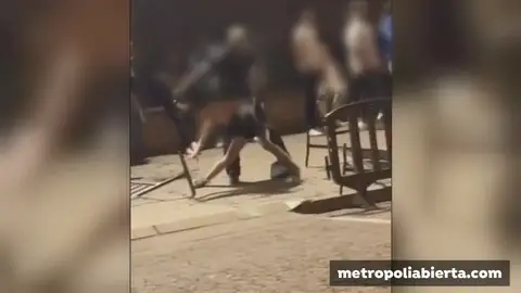 Brutal agresión a una menor en una discoteca de Sabadell: el portero la coge del pelo y la tira al suelo Brutal agresión a una menor en una discoteca de Sabadell: el portero la coge del pelo y la tira al suelo