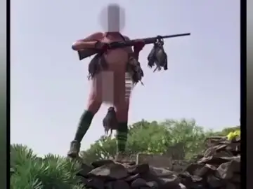 El impactante video viral del cazador desnudo, con un arma y una perdiz colgada de los genitales al grito de "Viva España" El impactante video viral del cazador desnudo, con un arma y una perdiz colgada de los genitales al grito de "Viva España"