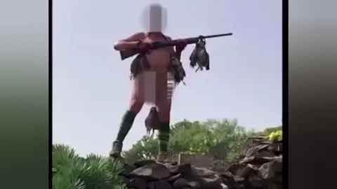 El impactante video viral del cazador desnudo, con un arma y una perdiz colgada de los genitales al grito de "Viva España" El impactante video viral del cazador desnudo, con un arma y una perdiz colgada de los genitales al grito de "Viva España"
