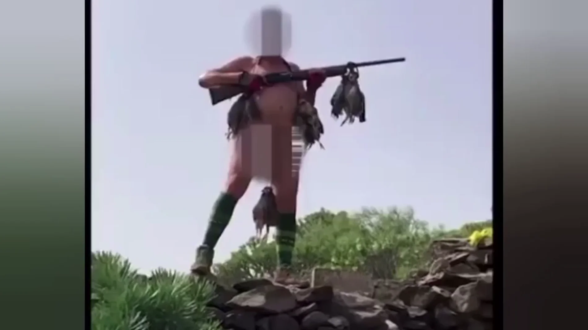 El impactante video viral del cazador desnudo, con un arma y una perdiz colgada de los genitales al grito de "Viva España"