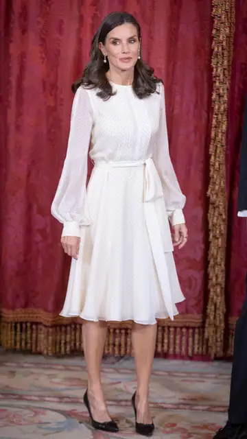 La reina Letizia rescata un vestido que ya lució su hija, la infanta Sofía La reina Letizia rescata un vestido que ya lució su hija, la infanta Sofía