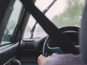 Un hombre conduciendo Un hombre conduciendo