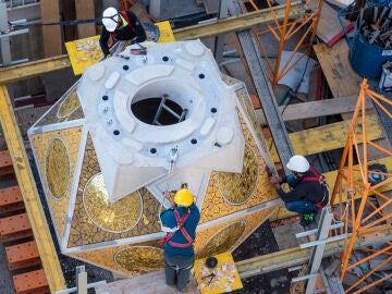 Sagrada Família empieza a colocar las piezas que culminarán las torres