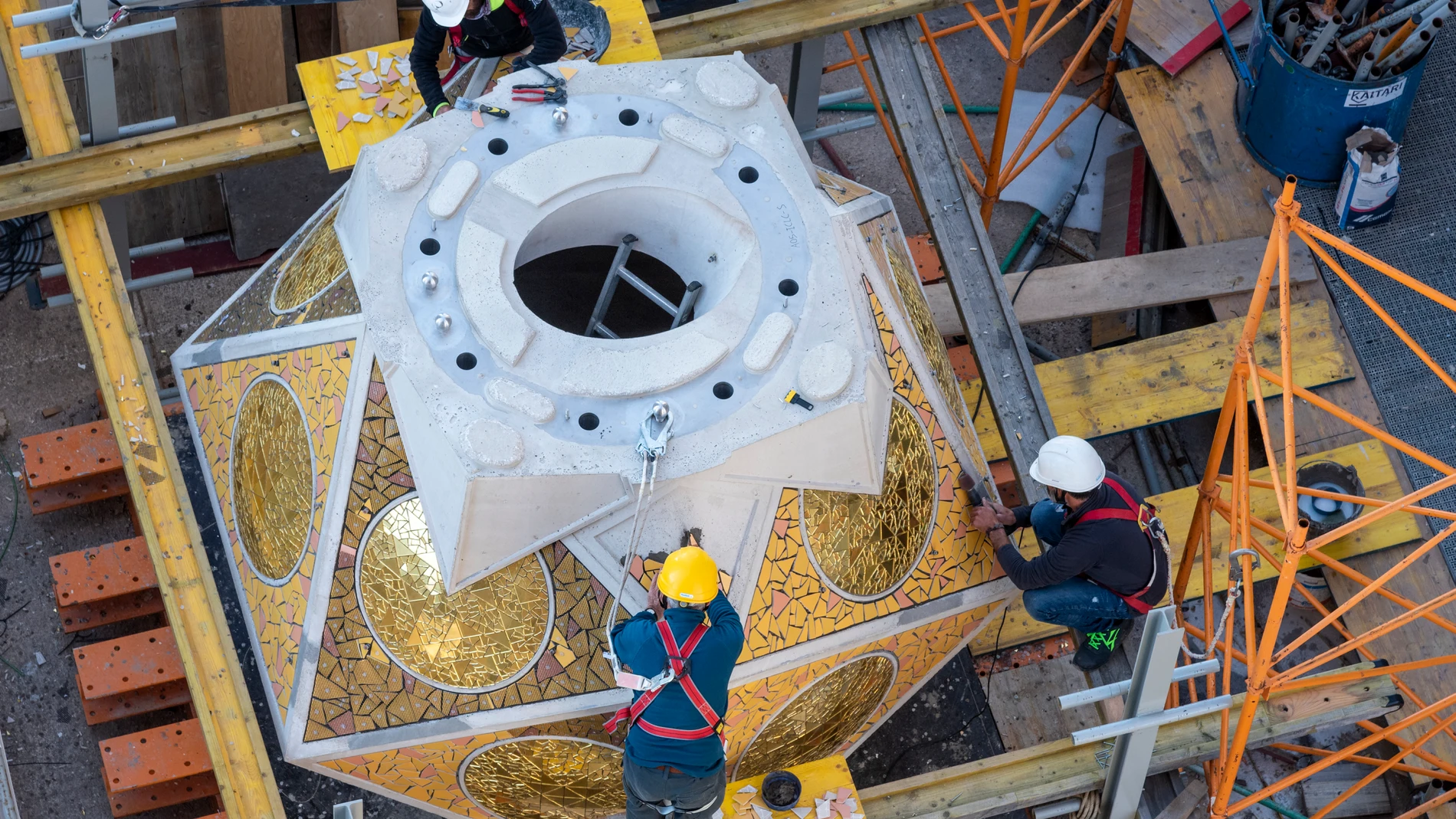Sagrada Família empieza a colocar las piezas que culminarán las torres