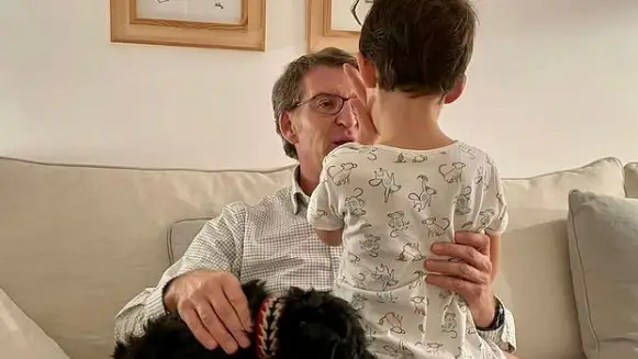 El presidente del Partido Popular, Alberto N&uacute;&ntilde;ez Feij&oacute;o, con su hijo Alberto