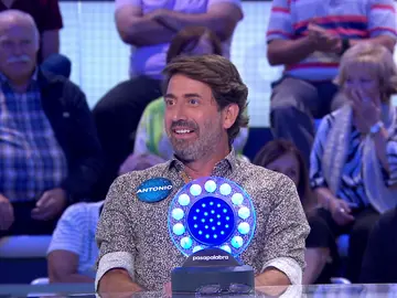 Antonio Garrido y Juan Duyos se enfrentaban a su último cara a cara en ‘La Pista’. Después de dos trepidantes programas, actor y diseñador de moda querían cerrar su ‘pique’ personal por todo lo alto. El duelo ha comenzado con una divertida broma de Roberto Leal que ha despertado la risa de los invitados. Sin embargo, estas carcajadas han durado poco, ya que Antonio lo ha resuelto a la primera pese a haber hecho un extraño remix entre dos canciones. Al terminar, como colofón a tan entretenida rivalidad, Orestes ha contado uno de sus chistes. Esta vez, más rebuscado que nunca… ¡No te lo puedes perder! Antonio Garrido y Juan Duyos se enfrentaban a su último cara a cara en ‘La Pista’. Después de dos trepidantes programas, actor y diseñador de moda querían cerrar su ‘pique’ personal por todo lo alto. El duelo ha comenzado con una divertida broma de Roberto Leal que ha despertado la risa de los invitados. Sin embargo, estas carcajadas han durado poco, ya que Antonio lo ha resuelto a la primera pese a haber hecho un extraño remix entre dos canciones. Al terminar, como colofón a tan entretenida rivalidad, Orestes ha contado uno de sus chistes. Esta vez, más rebuscado que nunca… ¡No te lo puedes perder!