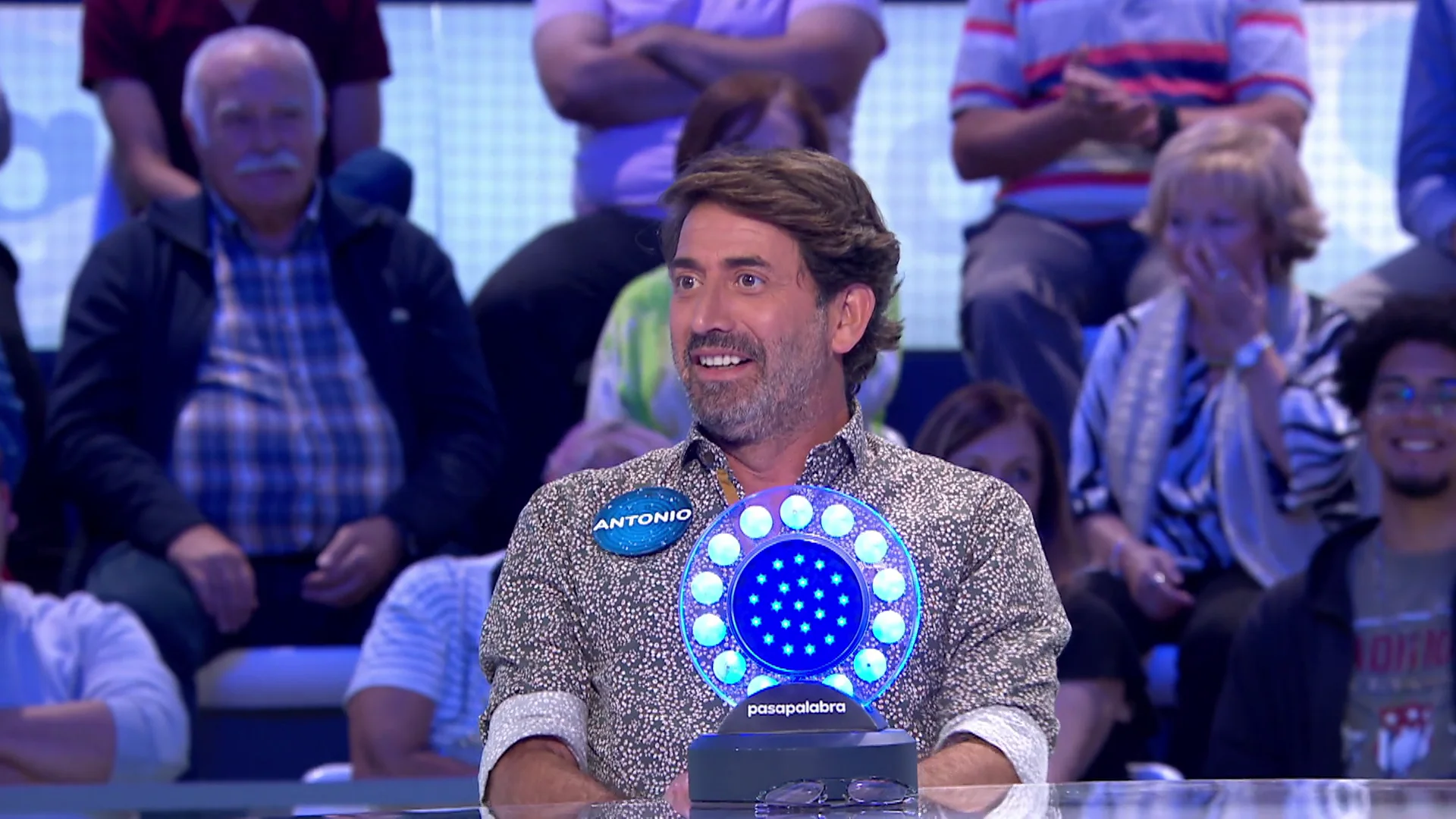 Antonio Garrido y Juan Duyos se enfrentaban a su &uacute;ltimo cara a cara en &lsquo;La Pista&rsquo;. Despu&eacute;s de dos trepidantes programas, actor y dise&ntilde;ador de moda quer&iacute;an cerrar su &lsquo;pique&rsquo; personal por todo lo alto. El duelo ha comenzado con una divertida broma de Roberto Leal que ha despertado la risa de los invitados. Sin embargo, estas carcajadas han durado poco, ya que Antonio lo ha resuelto a la primera pese a haber hecho un extra&ntilde;o remix entre dos canciones. Al terminar, como colof&oacute;n a tan entretenida rivalidad, Orestes ha contado uno de sus chistes. Esta vez, m&aacute;s rebuscado que nunca&hellip; &iexcl;No te lo puedes perder!