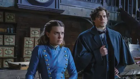 Millie Bobby Brown y Henry Cavill en 'Enola Holmes 2' Millie Bobby Brown y Henry Cavill en 'Enola Holmes 2'