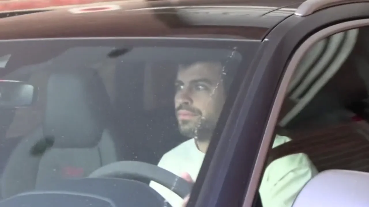 Piqué: Así de serio ha reaparecido tras anunciar su retirada