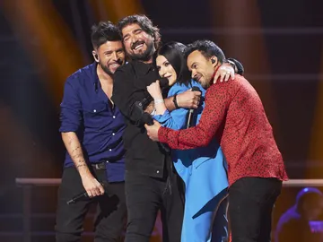 Laura Pausini, Luis Fonsi, Pablo López y Antonio Orozco, pura emoción cantando ‘Entre sobras y sobras me faltas’ en ‘La Voz’ Laura Pausini, Luis Fonsi, Pablo López y Antonio Orozco, pura emoción cantando ‘Entre sobras y sobras me faltas’ en ‘La Voz’