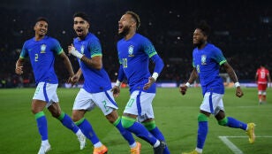 La selecci&oacute;n de Brasil celebrando un gol