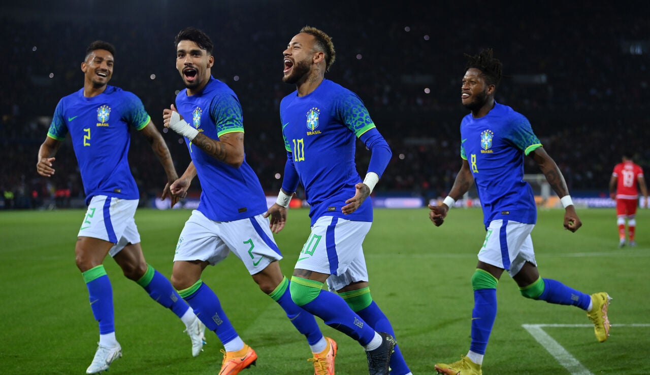 La selecci&oacute;n de Brasil celebrando un gol