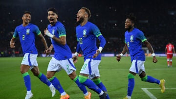 La selecci&oacute;n de Brasil celebrando un gol