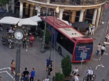 Un autobús urbano se estrella contra la fachada de un bar en Jerez