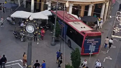 Un autobús urbano se estrella contra la fachada de un bar en Jerez Un autobús urbano se estrella contra la fachada de un bar en Jerez