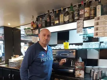 El dueño de la cafetería con café a 1 euro El dueño de la cafetería con café a 1 euro