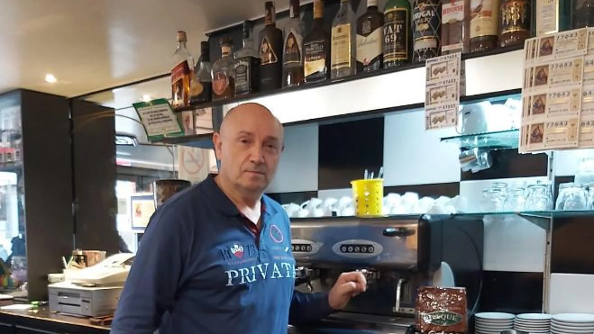 El dueño de la cafetería con café a 1 euro