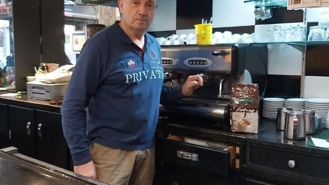 El dueño de la cafetería con café a 1 euro El dueño de la cafetería con café a 1 euro