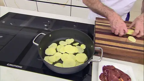 Fríe las patatas a fuego medio Fríe las patatas a fuego medio