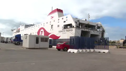 El ferry en el Puerto de Cádiz Ferry