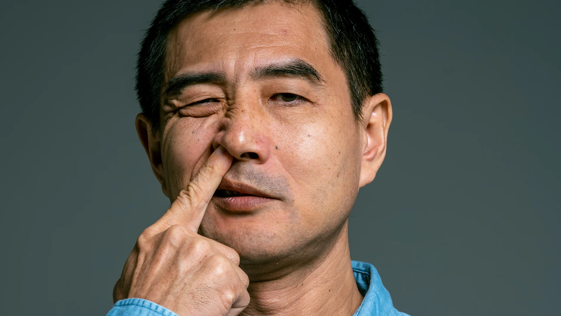 Hurgarse la nariz podría ralentizar la aparición del Alzheimer
