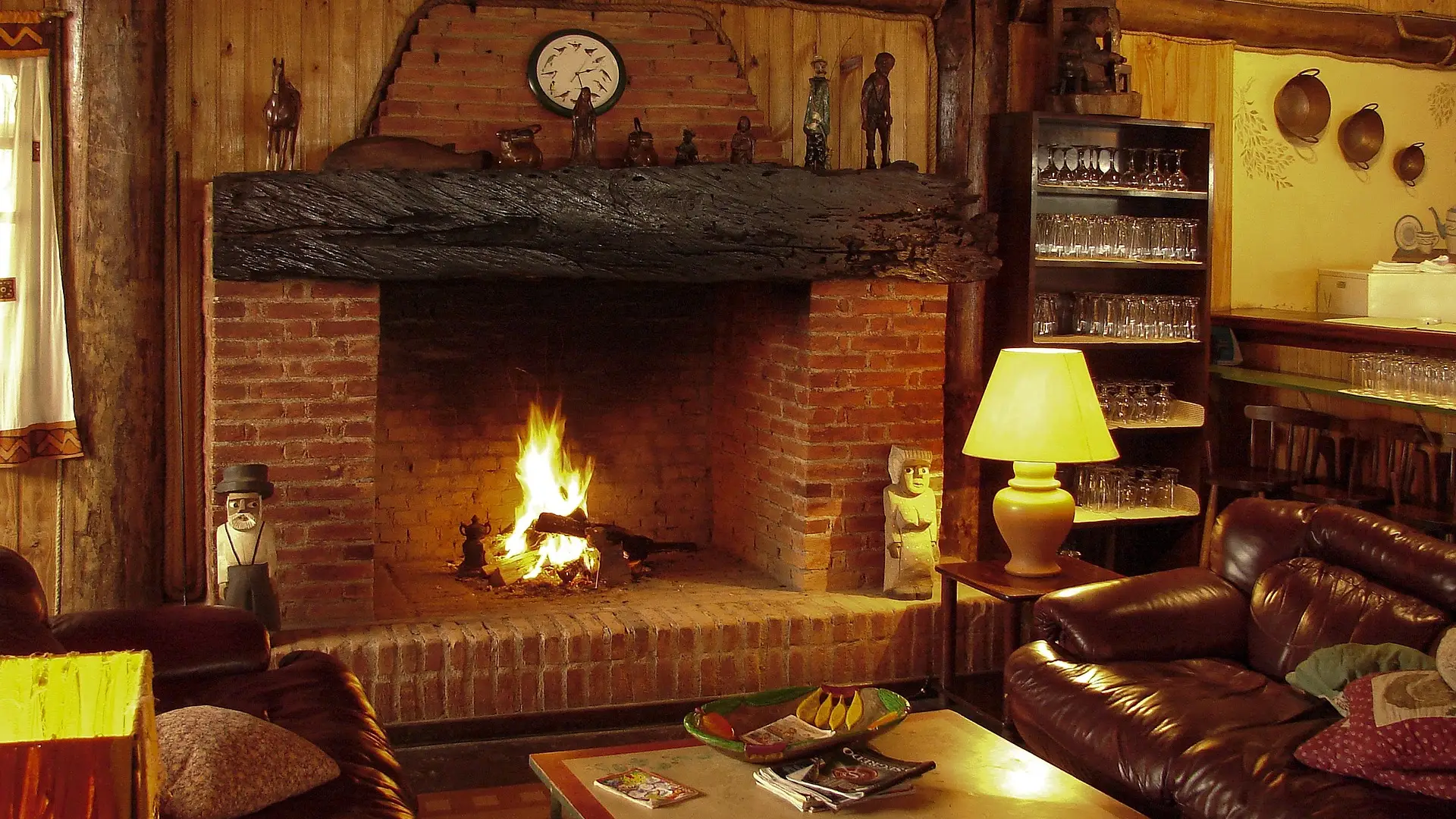 Imagen de archivo de una chimenea en el salón Imagen de archivo de una chimenea en el salón