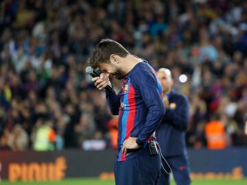 Así se derrumbó Gerard Piqué al hablar delante del Camp Nou en la noche de su despedida