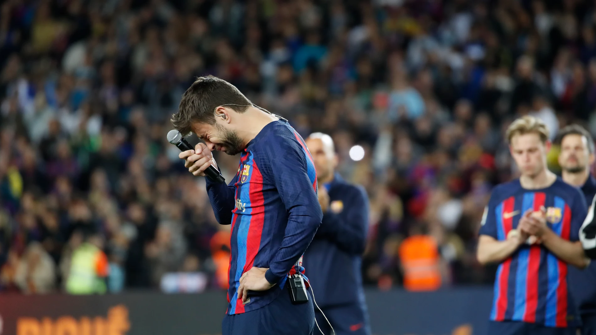 Así se derrumbó Gerard Piqué al hablar delante del Camp Nou en la noche de su despedida