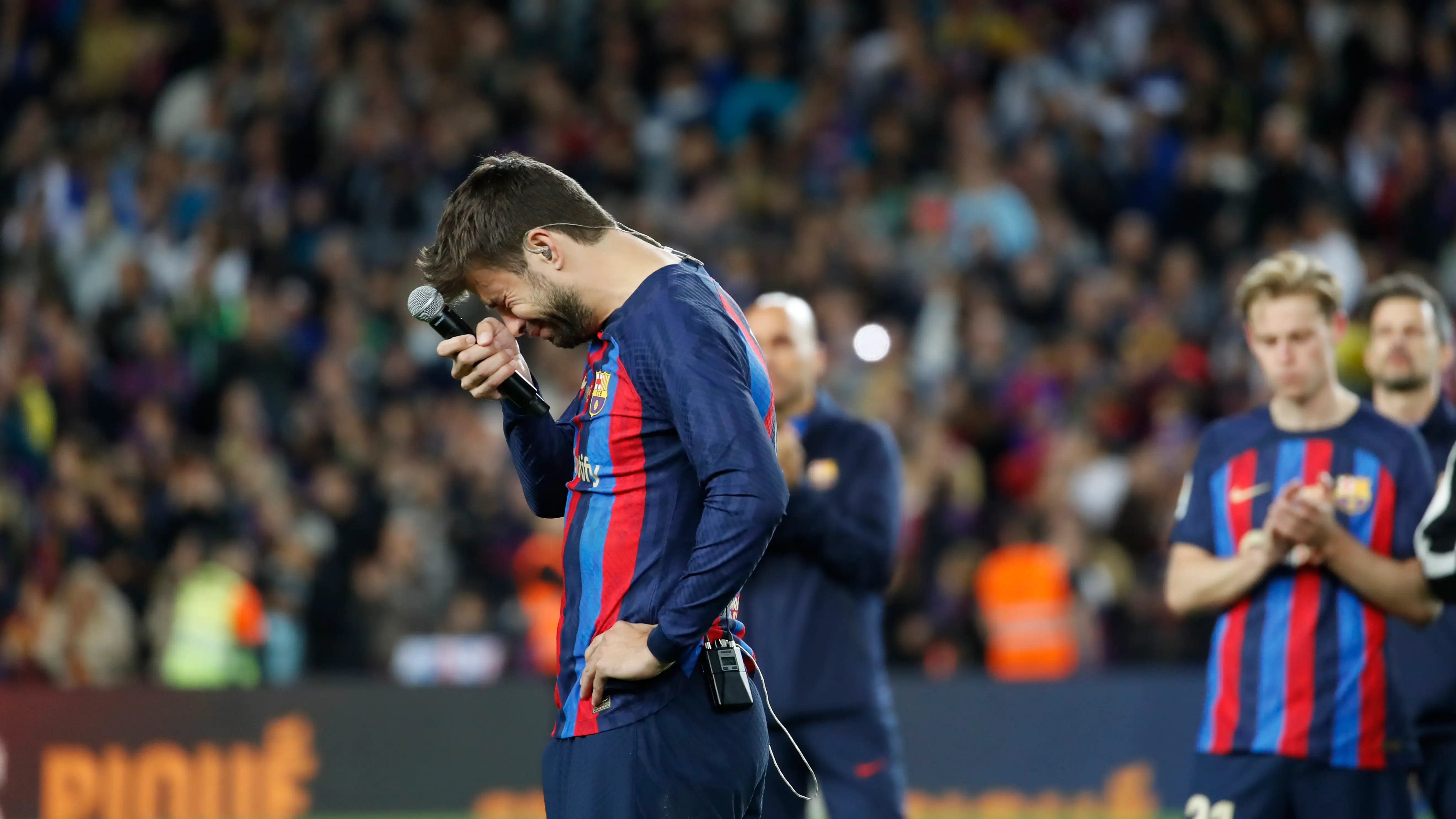 As&iacute; se derrumb&oacute; Gerard Piqu&eacute; al hablar delante del Camp Nou en la noche de su despedida