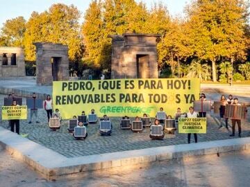 Greenpeace reclama compromiso a Pedro Sánchez en el Templo de Debod
