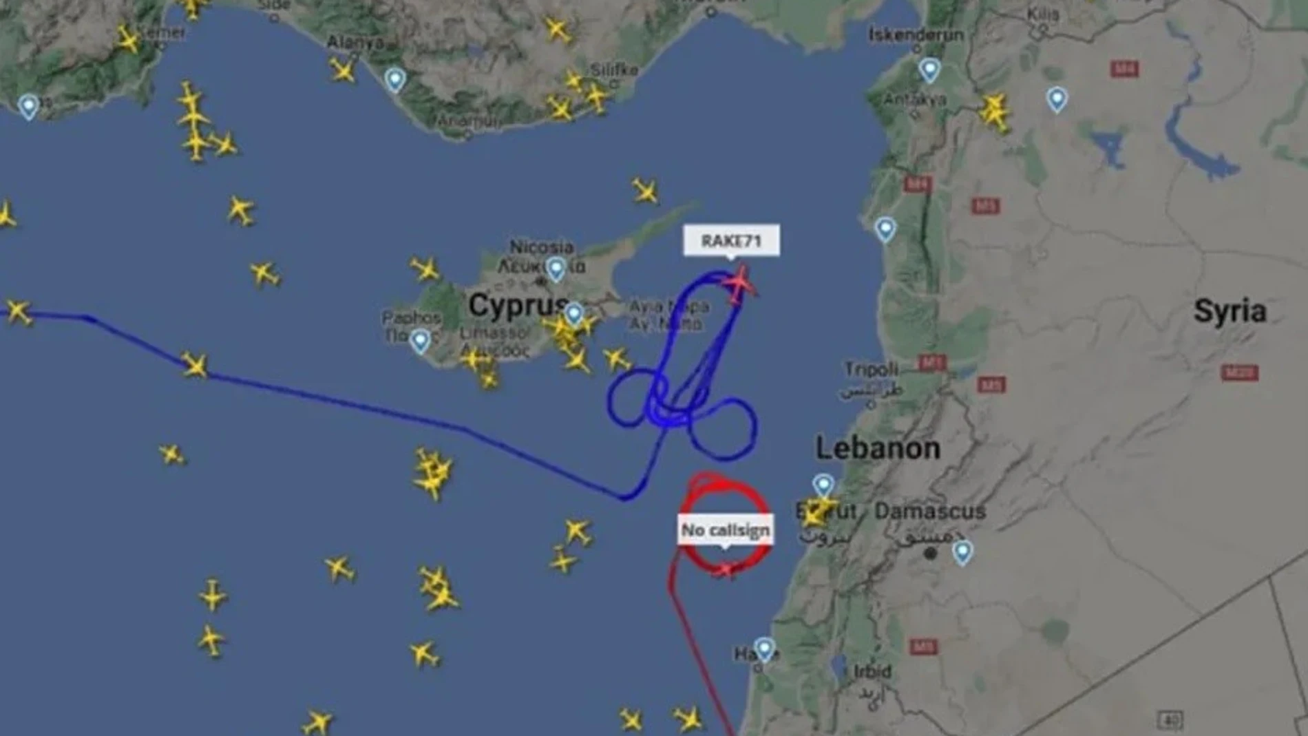 Un avión de las Fuerzas Armadas estadounidense realiza un dibujo vulgar en la costa de Siria