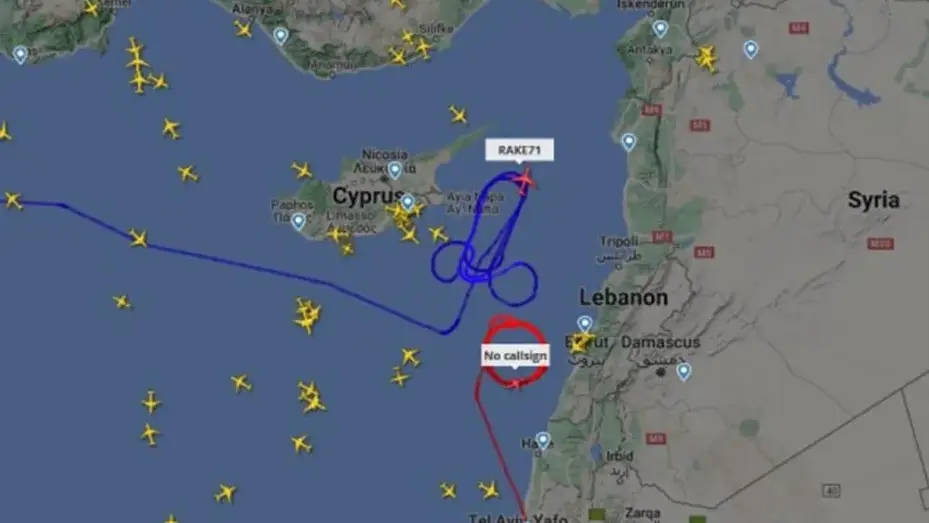Un avión de las Fuerzas Armadas estadounidense realiza un dibujo vulgar en la costa de Siria Un avión de las Fuerzas Armadas estadounidense realiza un dibujo vulgar en la costa de Siria