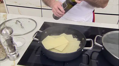 Cuece las láminas de lasaña Cuece las láminas de lasaña