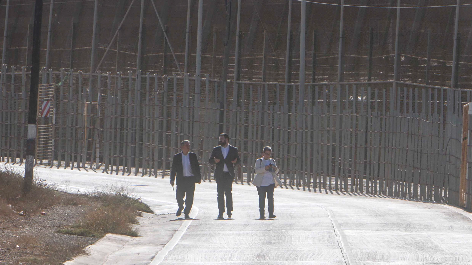 Tres de los diputados de la Comisión de Interior que se han desplazado este lunes a la frontera de Melilla