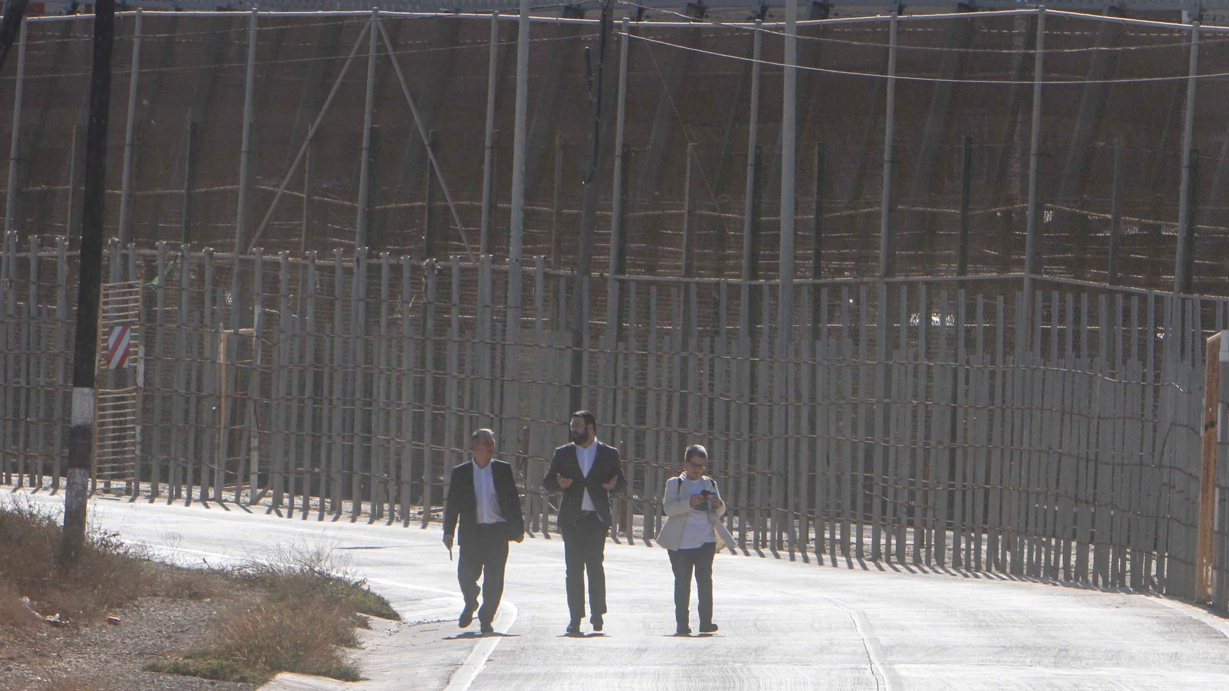 Tres de los diputados de la Comisión de Interior que se han desplazado este lunes a la frontera de Melilla Tres de los diputados de la Comisión de Interior que se han desplazado este lunes a la frontera de Melilla