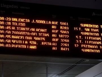Panel de una estaci&oacute;n con trenes de Renfe suspendidos