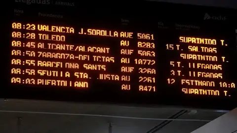 Panel de una estación con trenes de Renfe suspendidos Panel de una estación con trenes de Renfe suspendidos