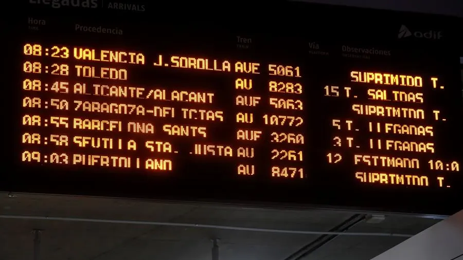 Panel de una estaci&oacute;n con trenes de Renfe suspendidos