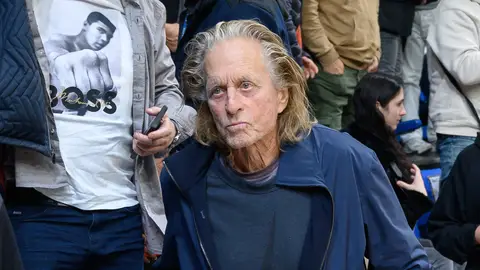 Michael Douglas mucho más delgado y con el pelo largo en París Michael Douglas mucho más delgado y con el pelo largo en París