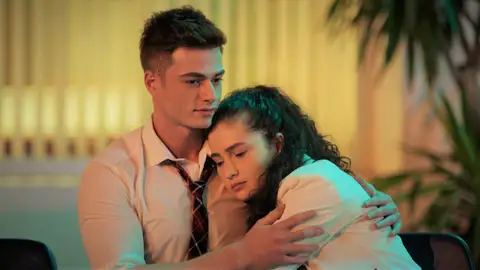 Aybike agradece a Berk que le haya donado sangre a su hermano con un bonito abrazo. “¿Somos novios?” Aybike agradece a Berk que le haya donado sangre a su hermano con un bonito abrazo. “¿Somos novios?”