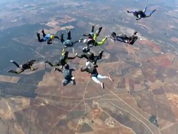 22 mujeres paracaidistas consiguen el récord de España en saltar juntas en formación 