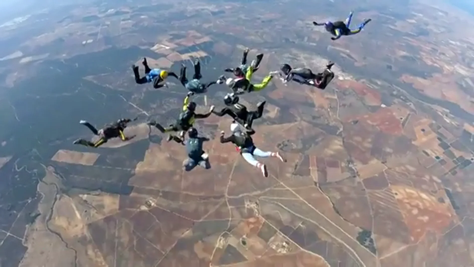 22 mujeres paracaidistas consiguen el récord de España en saltar juntas en formación 