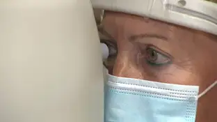 Examen médico del optometrista El Hospital Virgen del Rocío probará un ensayo clínico pionero para combatir la primera causa de ceguera