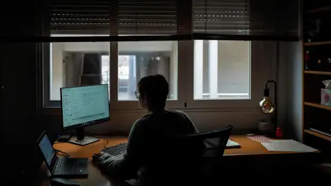 Imagen de archivo de una persona teletrabajando Imagen de archivo de una persona teletrabajando