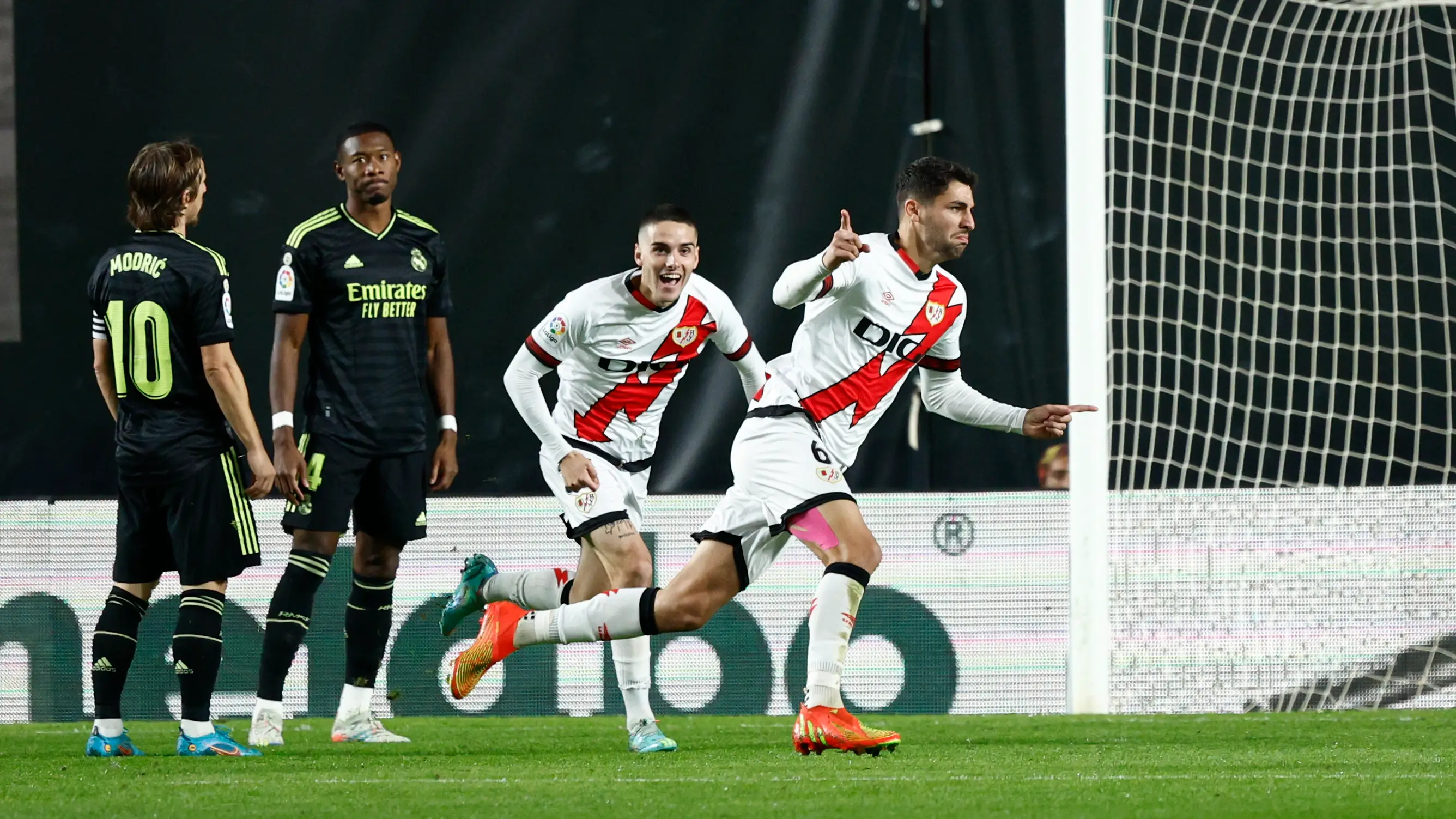  Santi Comesa&ntilde;a celebra su gol ante el Real Madrid