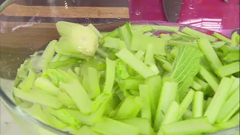 Cuece la borraja después de lavarla bien Cuece la borraja después de lavarla bien