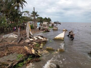 Casas destruidas por efecto de erosión marina e incremento de nivel del mar