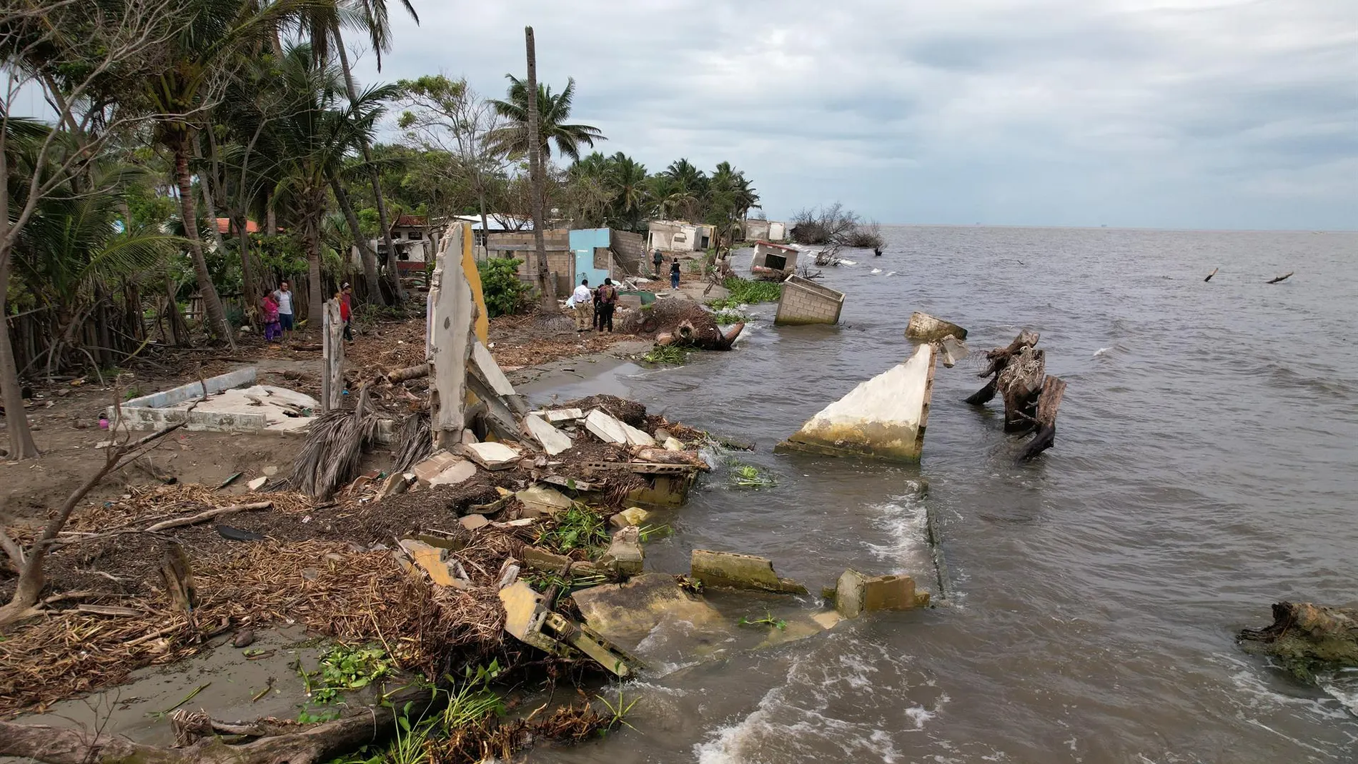 Casas destruidas por efecto de erosión marina e incremento de nivel del mar