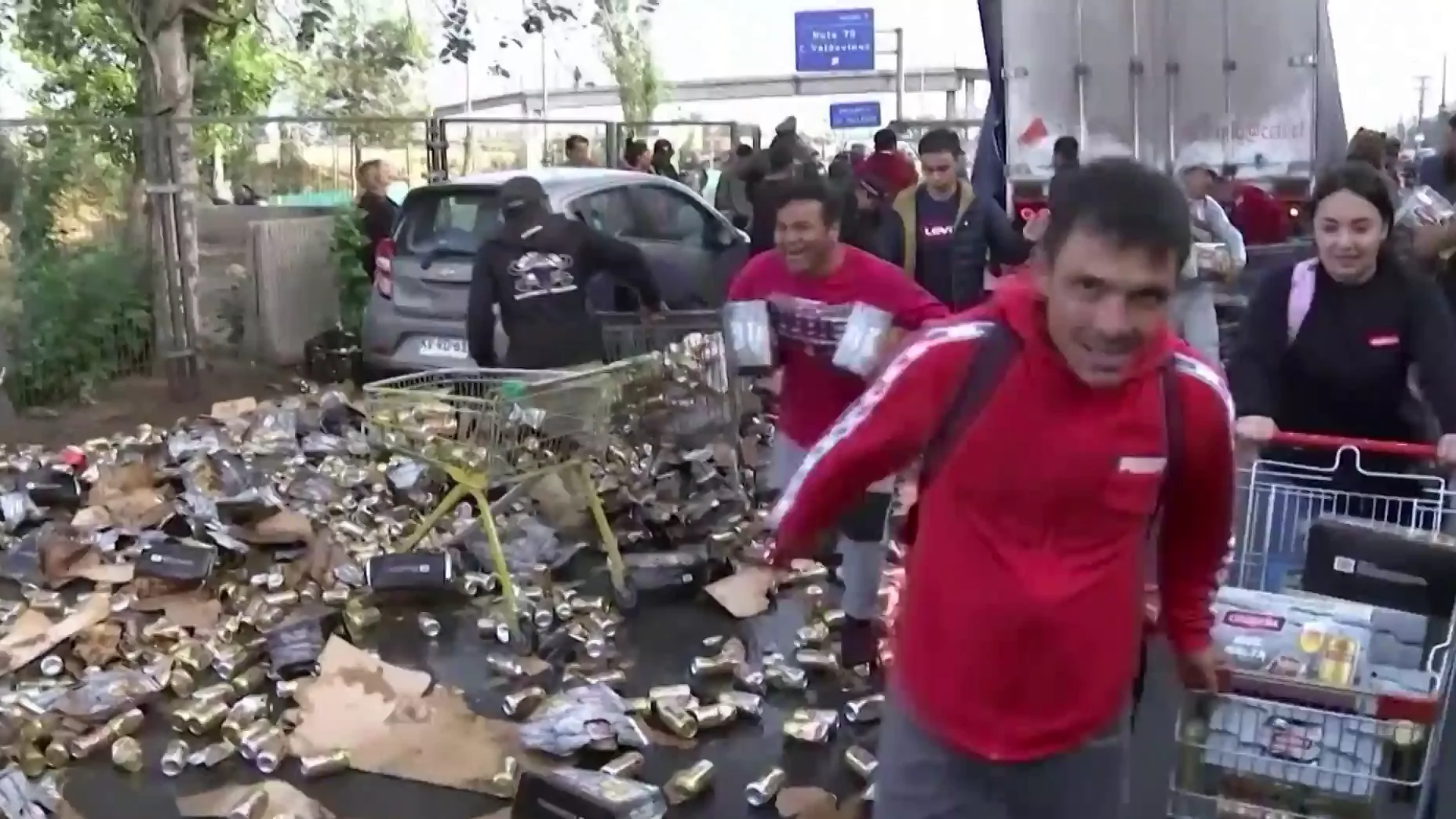 Saqueo a un camión de cervezas en Chile Saqueo a un camión de cervezas en Chile