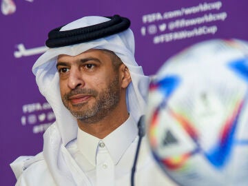 El presidente del comité organizador del Mundial de Qatar, Nasser Al Khater, ofrece una rueda de prensa